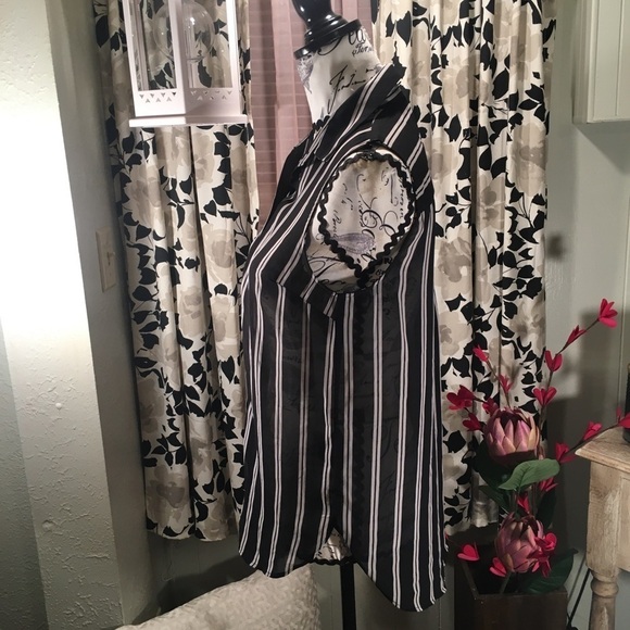 H&M sheer striped sleeveless blouse - Picture 3 of 7